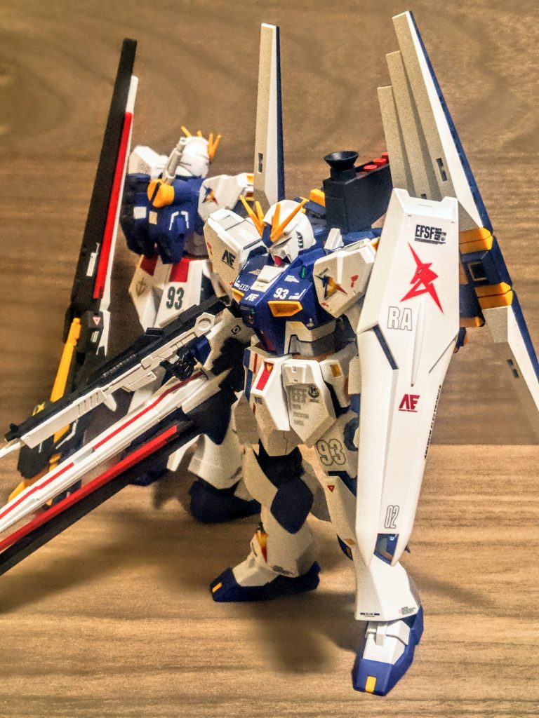 やっぱりエントリーグレードは楽しい。簡単に完成します。それでいて塗り分けも美しい、本当プラモデルを初めて作る人にはエントリーグレードはオススメです。まずはランナー塗装で充分。うまくデカールを貼りたくって、艶消し吹くとほぼこうなります。今回のはちょっとモールドパーツを付けてますが、これだってただ貼っただけですしね。でも良かった、何とか2つめも手に入った（笑）。この福岡νガンダムはなかなか買うのが大変ですが、通常カラーのνガンダムにフィン・ファンネルを付けるだけでも楽しいですよ。2つくらい買ったらフィン・ファンネル12個にもれなくバズーカも2つ手に入って良いかと（笑）。