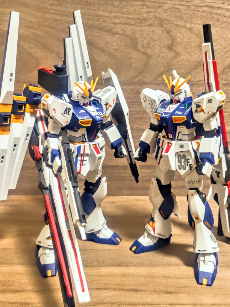 初めのと並べるとこんな感じです。いかん、シールドの裏面手抜きがバレる（泣）。どうして前から撮るとファンネルの青が合わないんだろう（笑）、せっかく手抜きせずそこは塗り分けたのに。肉眼ではボディカラーと同じブルーになっています（泣）。それにしてもやっぱりこれカッコイイ、たまりませんね。そして私は相変わらず同じのよく買います。ミニカーブログやってた頃から少しも成長してません。ほんの少しデカールのアレンジを変えたり、色分けを変えたり、同じキットだからこそやりたくなってしまいます。1回目より2回目の方がうまく作れる気がしますしね。