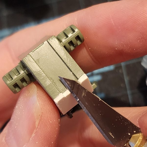 まずは、ストライカーのフライトギアをケルディムに取り付けるのが良いスタートになると思います。ケルディムのパックは、突起部分を切り落とすとストライカーのパックに収まることに気づきました。これなら簡単に接続できそうです。後で少し切り込みを入れて調整すれば、うまくいきました。 バックパックを組み立てると、頭の後ろに大きな穴が開いてしまい、それを覆うパーツがありません。そこで、ちょっと改造してプレートで覆ってみることにしました。寸法を測ってサイズに合わせて切り抜き、セメントで接着して滑らかに研磨します。さらに、ナイフを使ってパック上部の形状に合わせて窪みを切り落とします。このような模型製作は初めてですが、なかなか良い出来栄えだと思います。To begin, attaching the flight gear from the Striker to the Cherudim should be a nice way to kick things off. I noticed that the Cherudim pack will slot inside the Striker pack if I cut away some of the protruding shapes. This would be an easy way to make the connection. Some hacking and chopping later, it works.When mounted, the back pack has a huge hole behind the head and no pieces to cover. I decided to try my hand at some modification and cover it with a plate. I measure and cut to size. Glue it on with cement and sand it for a smooth finish, I also use a knife to slice away into the recess to match the shape on the top of the pack. This is the first time I've ever done this type of model work and I think it's looking great.（7枚目）