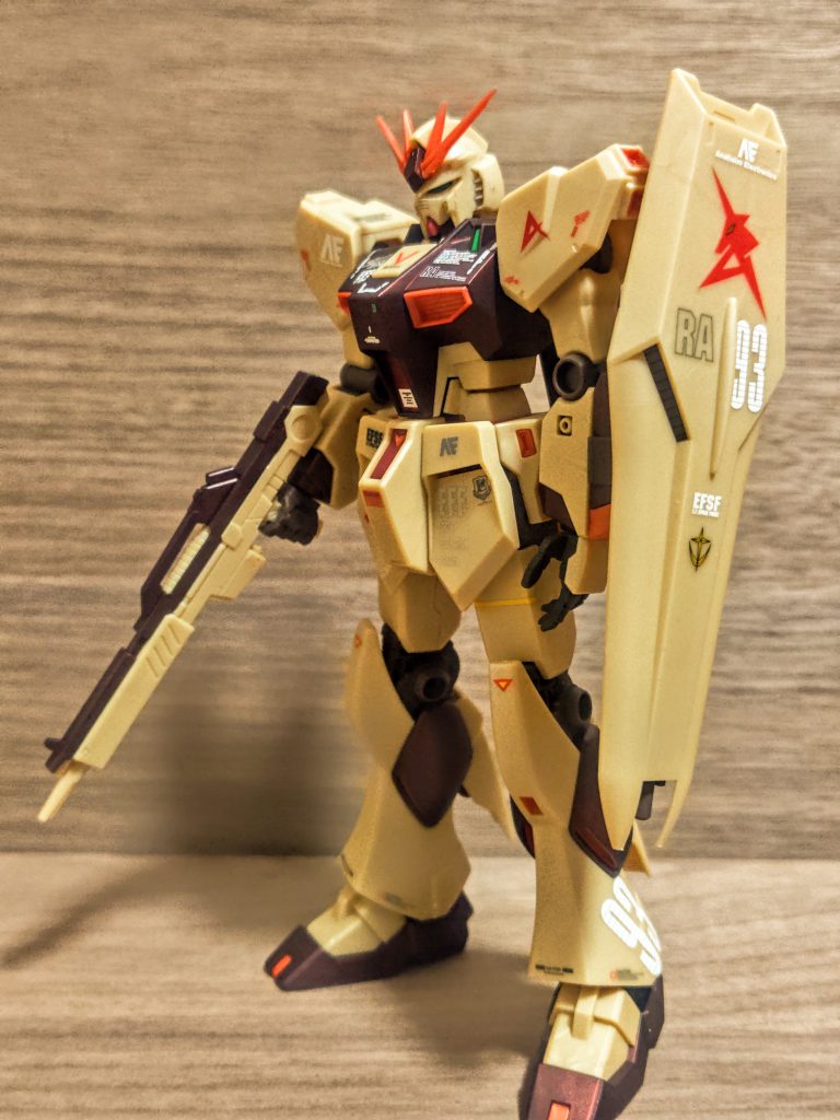 面白いカラーリングです。アクシズが落ちてきた時に大気圏に入ってきて、赤かったり黄色かったり、そんな高温にさらされた時のカラーリングですね。思えば、宇宙からアクシズが落ちてくる→そのものに速度が出ていない→だから地球の重力に引かれて落ちる理論なら、あえて後ろから押せばアクシズの速度が上がる→重力に引きよせられない→落ちずに落下軌道から脱出できる→任務完了となるはずで（笑）。まぁそれを言うのは野暮ですか。