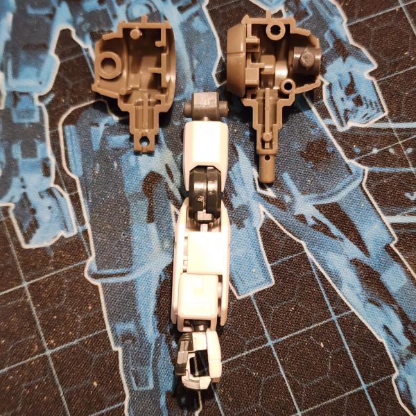 腕と肩を混ぜたいのですが、どちらもオスコネクタです。肩をくり抜いて、手足のポリキャップを差し込めるようにしました。少し緩いですが、うまくいきます。 肩と胴体も同様の問題で、どちらもメスコネクタです。ランナーの端が肩にぴったり収まりました。ケルディムの肩パーツを壊したくなかったので、ジャンクからボールジョイントを拾ってきて、ランナーの端に貼り付けました。YouTubeで、関節にワイヤーを入れて補強している人たちを見ました。いつか私もその技術を応用してみようと思います。 この日記は少しやり過ぎかもしれませんが、このプロセスを楽しんでいます。集中力が湧いてきたようです。 もしやり過ぎだと思うなら、教えてください。抑制します。I want to mix the arms and shoulders but both have male connections. I manage to hollow out the shoulders, then the limb poly cap can slot inside. It's a little loose but it works.Again, a similar issue with the shoulder and torso, both connections are female. I found that the edge of the runners fit nicely into the shoulder. I didn't want to destroy the Cherudims shoulder parts so I grab ball joints from the junk. I've stuck it onto the end of the runner edge. I've seen people on YouTube insert wire into joints to strengthen them. I may have to apply that skill one day.I know I'm probably going a little overboard on this journal but I'm enjoying the process. It seems to be giving me focus.&nbsp;If it is too much, let me know and I'll reign it in.（2枚目）