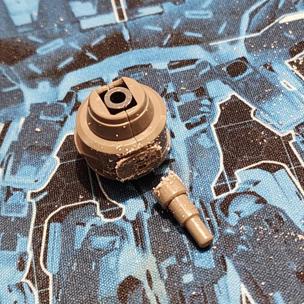 腕と肩を混ぜたいのですが、どちらもオスコネクタです。肩をくり抜いて、手足のポリキャップを差し込めるようにしました。少し緩いですが、うまくいきます。 肩と胴体も同様の問題で、どちらもメスコネクタです。ランナーの端が肩にぴったり収まりました。ケルディムの肩パーツを壊したくなかったので、ジャンクからボールジョイントを拾ってきて、ランナーの端に貼り付けました。YouTubeで、関節にワイヤーを入れて補強している人たちを見ました。いつか私もその技術を応用してみようと思います。 この日記は少しやり過ぎかもしれませんが、このプロセスを楽しんでいます。集中力が湧いてきたようです。 もしやり過ぎだと思うなら、教えてください。抑制します。I want to mix the arms and shoulders but both have male connections. I manage to hollow out the shoulders, then the limb poly cap can slot inside. It's a little loose but it works.Again, a similar issue with the shoulder and torso, both connections are female. I found that the edge of the runners fit nicely into the shoulder. I didn't want to destroy the Cherudims shoulder parts so I grab ball joints from the junk. I've stuck it onto the end of the runner edge. I've seen people on YouTube insert wire into joints to strengthen them. I may have to apply that skill one day.I know I'm probably going a little overboard on this journal but I'm enjoying the process. It seems to be giving me focus.&nbsp;If it is too much, let me know and I'll reign it in.（3枚目）