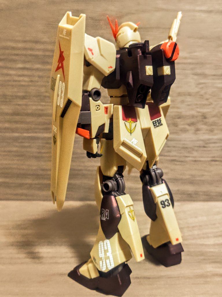 良いですね、今回は本当にパチ組みですからね。今回のこのキットこそ、誰が作ってもこうなります（笑）。これぞエントリーグレードの真骨頂ですね。ここからウェザリングやダメージ加工をしていくところですが、それをやるのか、私は。「絶対にしないだろ、お前」まぁウチなんてそんな事は一切期待出来ないチャンネルですから、チャンネルて（笑）。とはいえ似合いますよきっと、サザビーと戦った後で、おそらくボロボロになってるはずですからね。ウェザリングもダメージ加工もやり放題。