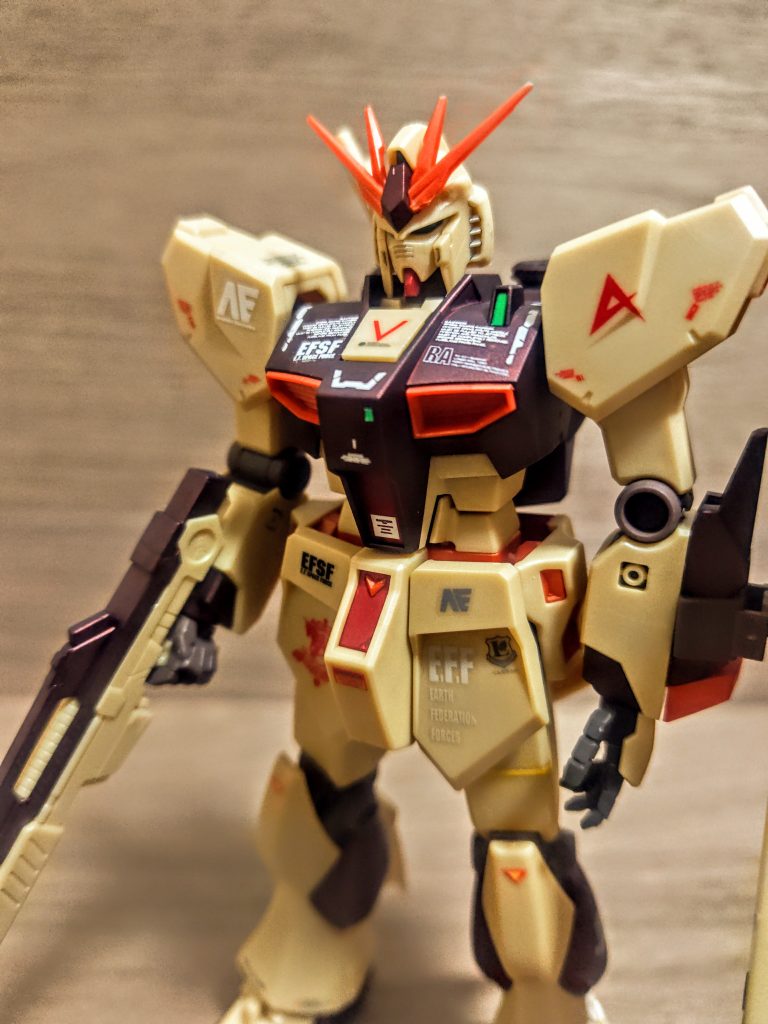 でも綺麗なまま置いてもおきたい（笑）。良い色なんです、このシリーズも結構色々出ているので、これは並べたいですね。「やめてくれっ、こんな事に付き合う必要はないっ」ジェガンあたりは2つ3つ置いておきたいです、キラドーガもいるかな。敵味方が無くなるクライマックスシーンはなかなか熱い展開です。とはいえ、押すのはそっちからじゃなくて、後ろからって言うのは最初に話した通りですが、はい、内緒です。さて、エントリーグレードのνガンダムもたくさん作ってきました。ウチらしいと言いますか、ストライクのときと同じく、何体でてくるんだと（笑）。