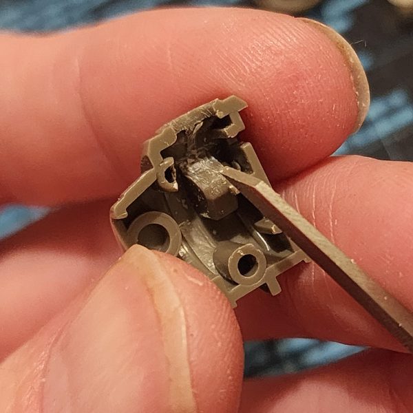 腕と肩を混ぜたいのですが、どちらもオスコネクタです。肩をくり抜いて、手足のポリキャップを差し込めるようにしました。少し緩いですが、うまくいきます。 肩と胴体も同様の問題で、どちらもメスコネクタです。ランナーの端が肩にぴったり収まりました。ケルディムの肩パーツを壊したくなかったので、ジャンクからボールジョイントを拾ってきて、ランナーの端に貼り付けました。YouTubeで、関節にワイヤーを入れて補強している人たちを見ました。いつか私もその技術を応用してみようと思います。 この日記は少しやり過ぎかもしれませんが、このプロセスを楽しんでいます。集中力が湧いてきたようです。 もしやり過ぎだと思うなら、教えてください。抑制します。I want to mix the arms and shoulders but both have male connections. I manage to hollow out the shoulders, then the limb poly cap can slot inside. It's a little loose but it works.Again, a similar issue with the shoulder and torso, both connections are female. I found that the edge of the runners fit nicely into the shoulder. I didn't want to destroy the Cherudims shoulder parts so I grab ball joints from the junk. I've stuck it onto the end of the runner edge. I've seen people on YouTube insert wire into joints to strengthen them. I may have to apply that skill one day.I know I'm probably going a little overboard on this journal but I'm enjoying the process. It seems to be giving me focus.&nbsp;If it is too much, let me know and I'll reign it in.（4枚目）