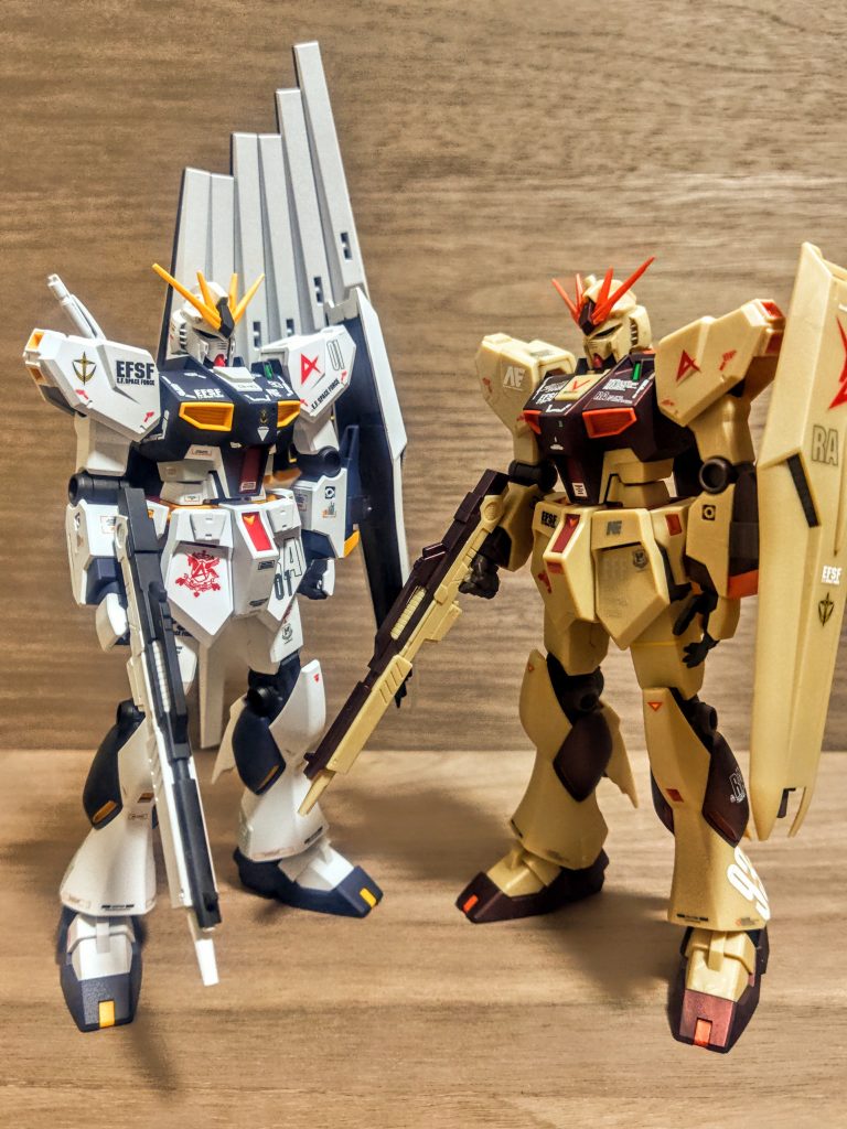 ちょ、かなり違いますねぇ（笑）、本当に同じ機体か。そうなんですよね、アクシズショックカラーで置くなら、銃も盾もいらないんです。全部出しつくして、かつ最後は機体そのもので受け止めて、っていうシーンですからね、何の武器も防具も無くした方がカッコイイかもしれません。飾るにしてもやっぱりこの機体は浮かせてポーズを決めたほうが良さそう。ウチは素立ちばかりですからね。それではここで突然ですが、これまでに作ってきたνガンダムも見て行きましょ。