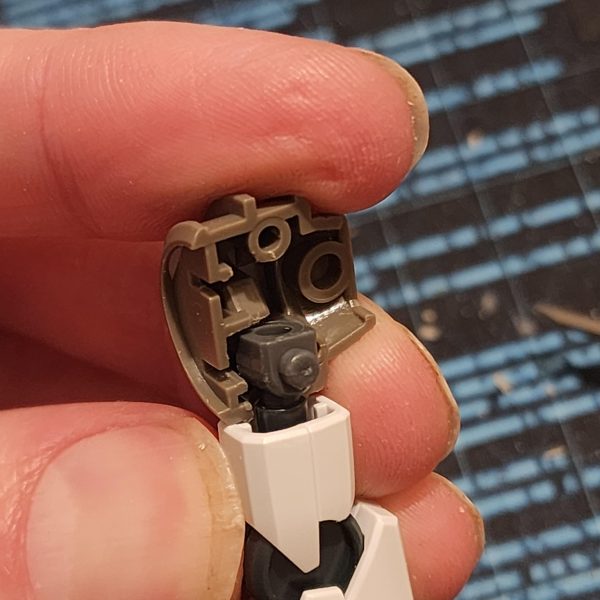 腕と肩を混ぜたいのですが、どちらもオスコネクタです。肩をくり抜いて、手足のポリキャップを差し込めるようにしました。少し緩いですが、うまくいきます。 肩と胴体も同様の問題で、どちらもメスコネクタです。ランナーの端が肩にぴったり収まりました。ケルディムの肩パーツを壊したくなかったので、ジャンクからボールジョイントを拾ってきて、ランナーの端に貼り付けました。YouTubeで、関節にワイヤーを入れて補強している人たちを見ました。いつか私もその技術を応用してみようと思います。 この日記は少しやり過ぎかもしれませんが、このプロセスを楽しんでいます。集中力が湧いてきたようです。 もしやり過ぎだと思うなら、教えてください。抑制します。I want to mix the arms and shoulders but both have male connections. I manage to hollow out the shoulders, then the limb poly cap can slot inside. It's a little loose but it works.Again, a similar issue with the shoulder and torso, both connections are female. I found that the edge of the runners fit nicely into the shoulder. I didn't want to destroy the Cherudims shoulder parts so I grab ball joints from the junk. I've stuck it onto the end of the runner edge. I've seen people on YouTube insert wire into joints to strengthen them. I may have to apply that skill one day.I know I'm probably going a little overboard on this journal but I'm enjoying the process. It seems to be giving me focus.&nbsp;If it is too much, let me know and I'll reign it in.（5枚目）