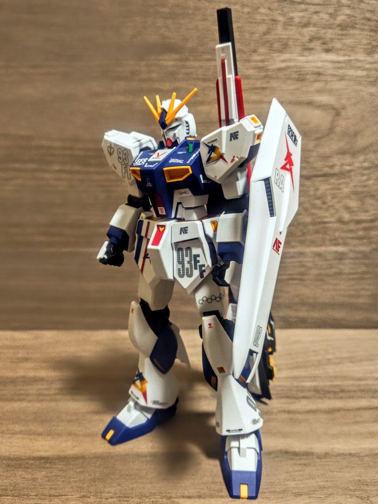 まさか青に変わってもカッコイイとは。続いてこちら、福岡立像のνガンダムですね。シールドだけつけています。バズーカを作って持たせようと思っていますが、弾薬の赤しか塗り分けれなくて（泣）、悩ましいところです。何かオリジナルのライフルでも持ってきて持たせましょうかね。このカラーリングが好きすぎて、私が今最もハマっているキットです。ここからこのカラーリング繋がりでHGUCのNT-1に行くつもりが、あまりに色分けがしょっぱ過ぎてちょっとブレーキ（笑）。