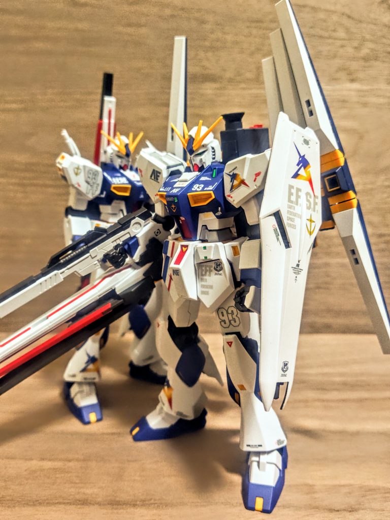 そこでもう一つ福岡νガンダムを。こちらはロングレンジフィン・ファンネルを持たせ、通常のフィン・ファンネルをダブルフィン・ファンネル仕様で背負わせています。所謂全部盛りですね。やっと新しいデカールも届いたので、シールドもこちら用に追加しました。虹色のａマークがたまりませんね。この子はシールド裏も塗り分けしてます（笑）。今の所ナンバーワンのお気に入りキットです。この趣味をしていると時々ハマる全部盛りです、とにもかくにも付けたくて付けたくて仕方ない、そんな時ありますよね？。