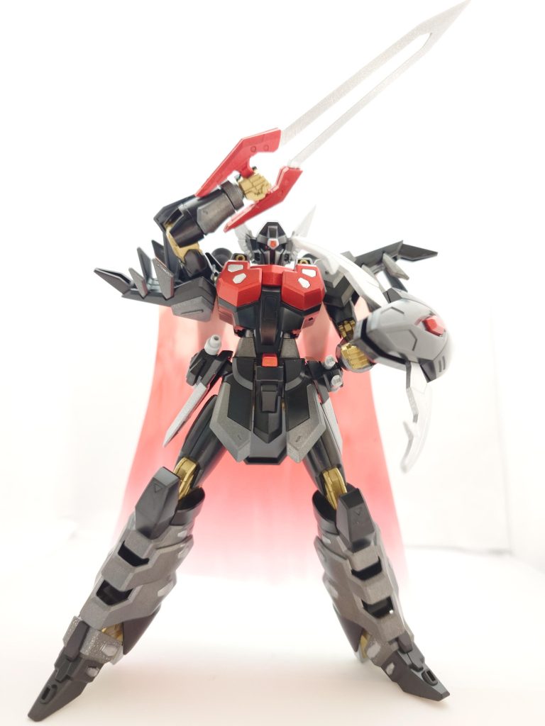 GMASで基本は塗装しており、使用塗料はロイヤルメタレッドゴールドガンメタリックシャインシルバータミヤスプレーよりシルバーリーフとなります。細かい箇所はディスペイを使っています