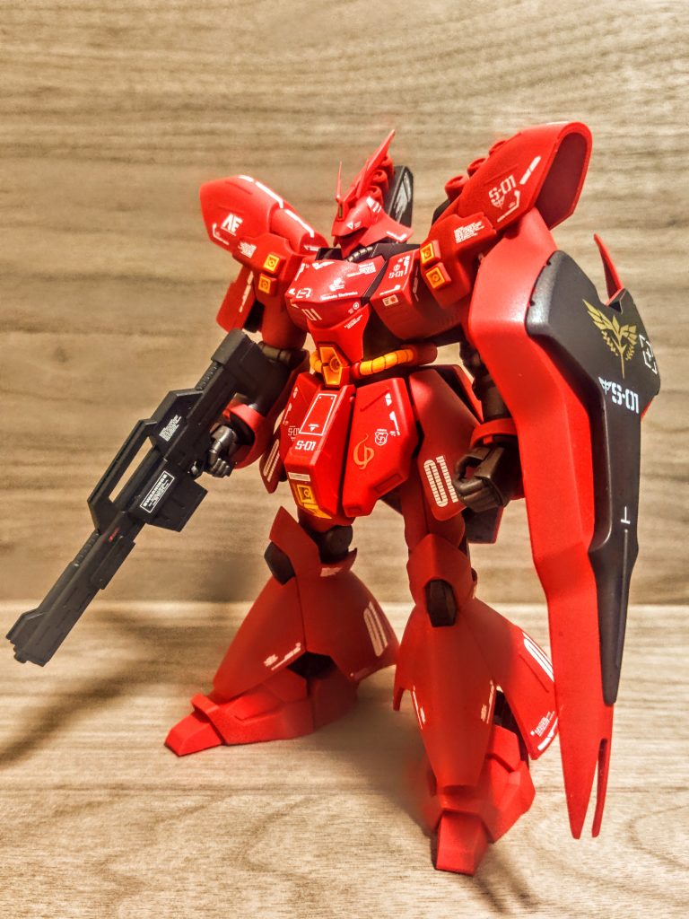 今回は前から見たとき足を真っ赤に、っていうのが隠れたテーマでした。(ホントかよ)流行りの白ラインを入れたいけど、それよりも真っ赤のイメージを優先したくて。その代わり後ろから見たとき白をガンガンに使っていきました。機体ナンバーはMSN-04ですが、ナンバーデカールはS-01。諸説あるみたいですが、後付けかな。普通に考えればサザビー01型ってことなんですかね。となると、MSN-04サザビー(S)01になるのかな。何だか後から新しい機体がたくさん出てきそうですね（笑）。それはまぁ良いとして、今回はこの「01」をメインに大型デカールを貼りたくります。