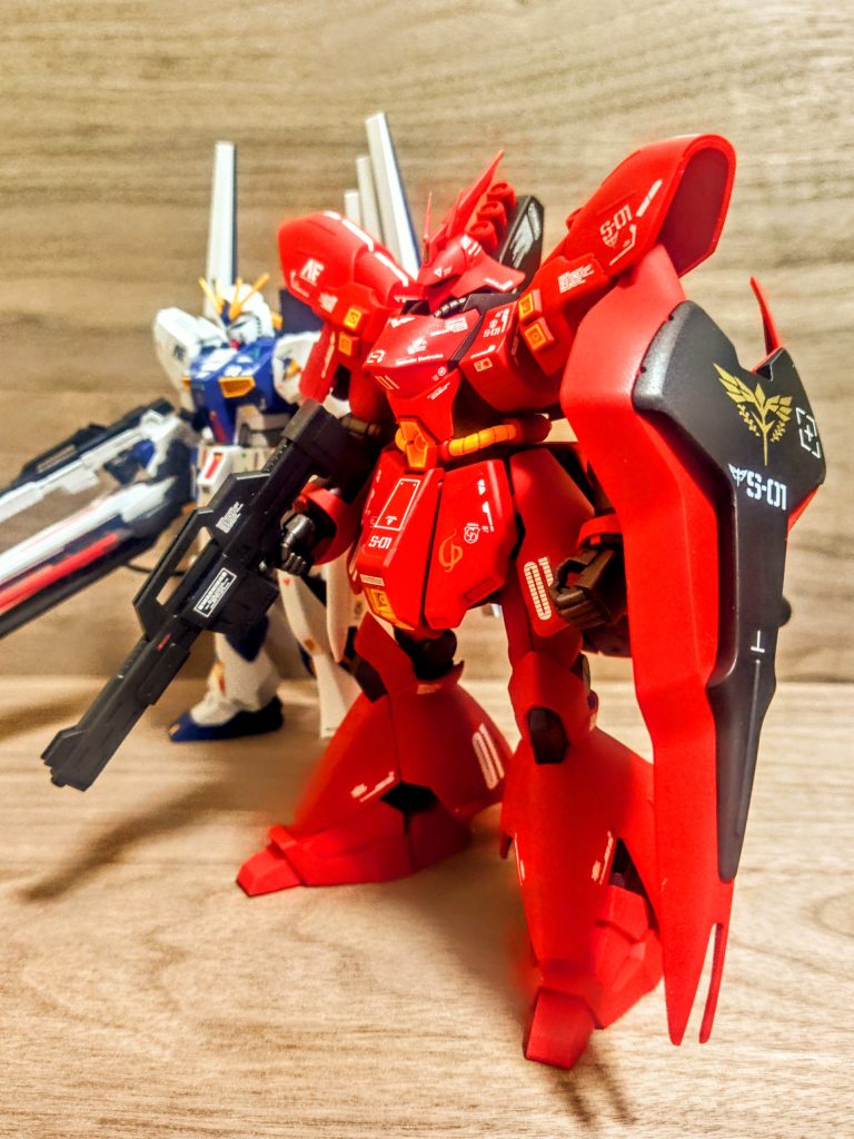 いやぁ良い、何個作ってもこの機体はカッコイイです。シャアが最後に乗った機体というのもありますが、私としては1/144スケールでここまで大きいっていうのが嬉しいんですね。もうナイチンゲールそろそろ探しますか。そっちもまた悪くない気がするんですよね、サザビー以上にレーシングカーっぽいフォルムに見えます。劇場版と小説版で、同じ人間が最後に乗る赤いボスキャラを並べる、悪くないですねぇ。ちょっとナイチンゲールは恐竜のようでもあって、あの独特のフォルムも見てみたいです。見てみたいで言うと、シナンジュはねぇ。私にはエングレービングの塗り分けが絶対に出来ない、となるとRGなら何とかなるかもしれませんね。サザビーがHGでシナンジュがRGというのは、ちょっと納得がいきませんが（笑）。