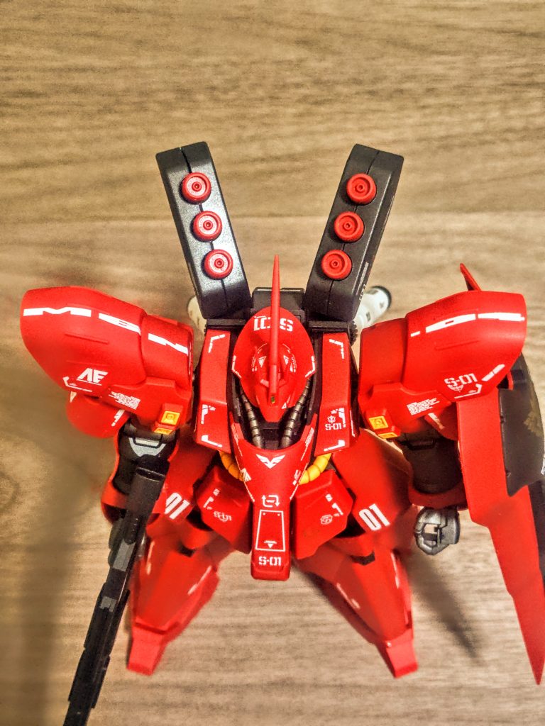 肩の上にMSN-04（笑）、レーシーですね。まさにロールアウト直後でまだアナハイムのロゴも消される前っていう新品の状態っていう設定です。もうちょっと初めはデカールを減らして作る予定が、気がついたらこうなっていましたよ。。「これは病気ですね」でもカッコイイので大満足。前回までエントリーグレードのνガンダムもたくさん作ってきましたが、HGUCも何とか組めましたね。同じのを2つ作って、「サザビーなら行けるっ」と思いましたよ（笑）。HGUCの中でも組みやすいキットは他にもあると思いますし、その中で色分け再現度が素晴らしいキットを私は作って行きたいんです。となると、このサザビーは筆頭候補かも。ここに来る方はそんなのとっくに知ってるよって話ですが、本当にこのサザビーはオススメのキットです。