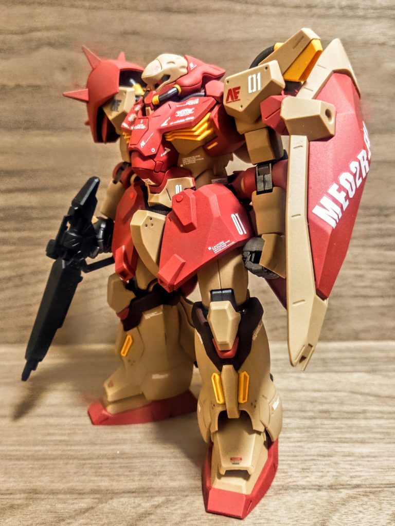 とはいえこちらが一般販売されるだけで嬉しいです、なぜなら再販されれば何とか買えますからね。プレバンだと再販されても数が少なそうで、そもそも手に入れるのが大変そう（泣）。そんなにたくさんのモビルスーツが出てくる作品でもないですが、そんな中でもこの主力モビルスーツは、例えテロリスト側の立ち位置だとしても主人公サイドですし嬉しい、カッコイイ、「そしてデカイ（笑）」そこが良いんですよね、満足度はかなり高いです。本当逆シャア付近のキットは大きくて最高です。MGは作り込みとか大変そうなので私クラスにはHGUCで精一杯ですが、それでもこのサイズ。
