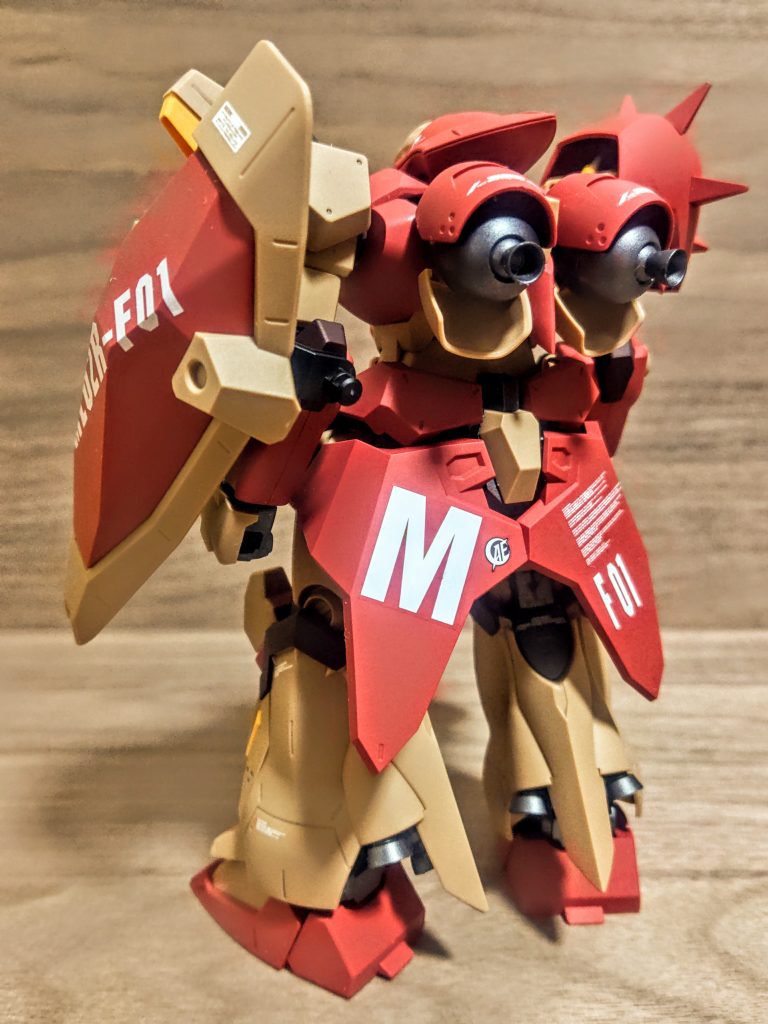 「でも、カッコイイのはこっち（笑）」モノアイだけでも悪役チックですが、フォルムがまんまジオン系で、このリアセクションなんて最高にクールです。曲線と直線が組み合わさったような、ハイブリッドなデザインが良いんですよ。カラーリングが結構落ち着いてるので、これは複数欲しくなるパターン。足が大型化されてるスカートタイプも悪くないですし、あのコンテナを開けに行った隊長機カラーも良い、良いんですがプレバン限定っ。くぅー、バンダイさんそのパターンですか。一個だけ一般販売でこちらをツンツンつついてきてっ、いやらしいです。