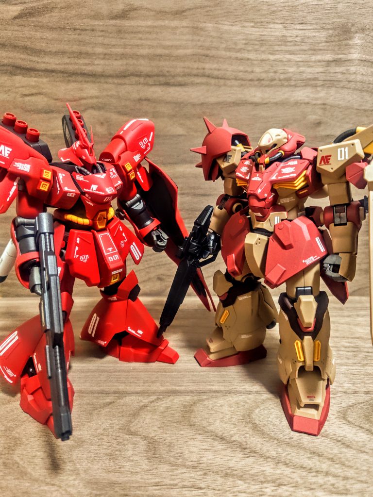 とか何とか言いつつ、さぁ、並べましょう。サザビーよりさらに大きいとなると、これはなかなかです。「たまりません」なかなか売ってないんですよね、この一般販売されてるF01型もたまにしか見ないんです。「この前あったのに、なぜ二機目を買わなかったんだ」そうなんですよ、ちらっと見かけて。あったのにーっ（泣）。後悔です、私もテロリストなのかな。サザビーは結構どこでも見つかるのに、メッサーは全く見ない。劇場公開中なんだからもっともっと出せば売れそうなのに。まだまだ生産が間に合ってないのか、それともやっぱりメッサーよりクスィーガンダム作ってるのかな。