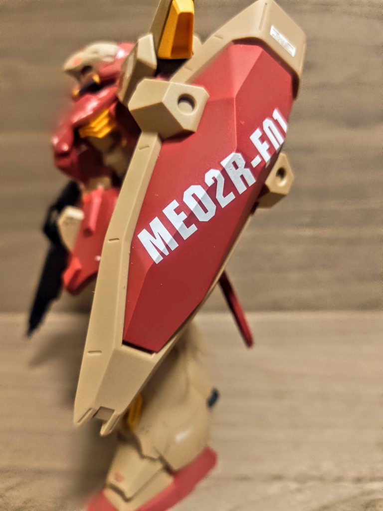 シールドはいつものド派手仕様。今回ハサウェイ系のデカールが見つからず（笑）、まぁ私マフティですって自己紹介するのを貼るのもおかしな気もしますが。それならばとアナハイムからのロールアウトっぽい、いつものヤンチャ貼りです。これだと悪いのはアナハイムってことになりそうですし（笑）、機体の識別って言ってもネオジオンっぽいフォルムなんだから一発で連邦じゃなさげってわかるでしょ。とはいえこの盾も、機体で言うと胸周りのダクト等、少しだけ連邦チックに見えなくもない箇所もあったりするんですよね、それもある意味ハイブリッドでしょうか。この多面体のシールドといい、少しずつ現代風になっていってるような。リニアモーターカーにはなれてないけど、その手前といいますか、それだけにペーネロペーとの対比がやっぱり凄まじいです。