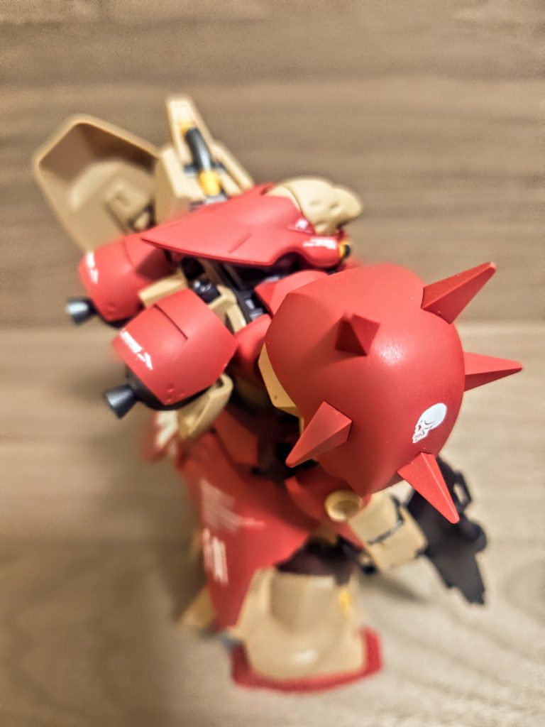 このトゲトゲも悪くない、いい感じです。見れば見るほどこの機体、あぁ、危ない、このパターンは危ないです、複数買ってしまう（笑）。(量産型だし)髑髏のマークは私なりのテロリストのイメージ。あえて左を向くこの髑髏のマークを右側に貼り、後方を見つめさせる、後悔を表現してるんですね。前向きなイメージがあまりないので、この髑髏も後ろ向きです。私は1作目しかまだ見てませんが「ガンダム」っていう世界設定の上で海外ドラマを見ているよう。それゆえ機体もどこか洗練されていてお洒落。形はこれまでとそう変わらないのに物凄くスタイリッシュに感じさせますね。