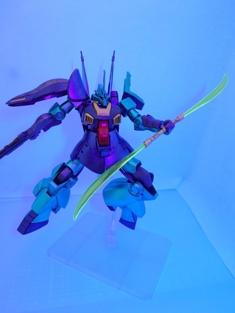 拘った箇所は モノアイとナギナタの蛍光化と…