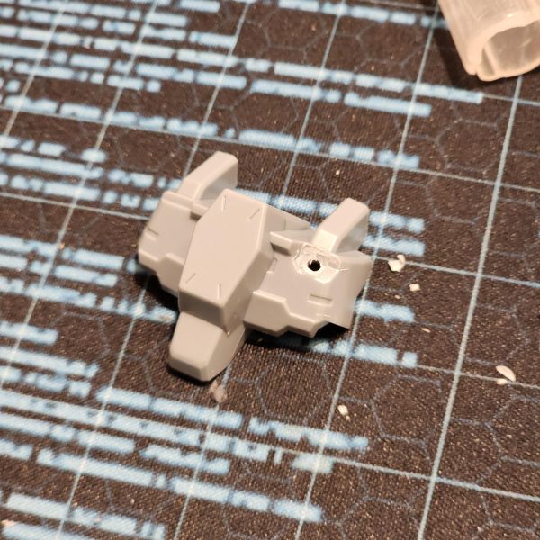 正直に言うと、これは見た目よりずっと大変でした。まず、側面の丸い光学部品を切り取りました。それから、プラスチックのプレートを使って胸部を拡張したらすごくクールになるんじゃないかと思いつきました。スーパーカーのフロントみたいに。穴も隠せるし。両側の形を合わせるのに、何度か試行錯誤して何度も切り込みを入れました。すごく小さくて扱いにくいんです。それから、装甲ブロックを胸部に貼り付けようとしたのですが、ブロックの裏側の表面積が足りなくて接着できませんでした。そこで、裏側にプレートを追加して滑らかな表面を作ることにしました。一応はうまくいきましたが、壊れやすいのではないかと心配です。とにかく、いい感じに仕上がったと思います。結果には満足しています。Let me tell you, this was a lot harder than it might seem.I started by cutting away the round optics from the side. Then I thought it would be cool as hell to extend the chest with some plastic plate. Kind of like the front of a super car. It would help to cover the hole too. It took me a few tries and lots of cuts to get the shape matching on both sides. They're so tiny and fiddly. I then try to stick the armour blocks to the chest but theres not enough surface area of the back of the blocks to adhere to. I decide to add plates to the back and create a smooth surface. It kind of works, but I'm worried they might be fragile.Anyway, I think it's looking good. I'm happy with the results. (2枚目)