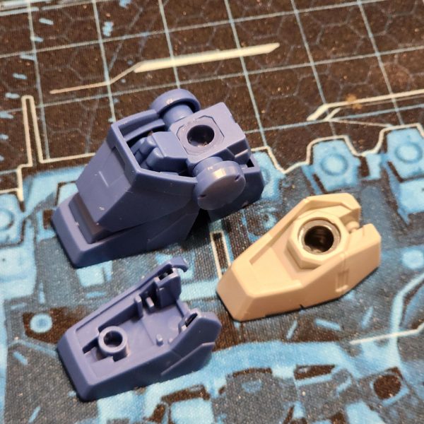 ケルディムが重くなってきた。安定性を高める必要がある。ブルーデスティニーのジャンク品から足をいくつか取り出し、外側の縁を削ってケルディムの足の前部に取り付けた。かなりフィット感が良い。ただし、いくつか隙間を埋める必要があるので、ベースにプレートを、トップに他のパーツを追加した。結果には非常に満足している。ソールの新しいプレートは個性がないのは分かっているが、全く問題ない。後で細かい部分を書き込めるかもしれない。一晩寝て頭の中で色々考えてみた結果、もっと簡単にできる別の方法を思いついた。後知恵は素晴らしいものだ。The Cherudim is getting heavier. Time to increase stability.Using some feet from a junk Blue Destiny, I carve away the outer edge and add them to the front of the Cherudim feet. It's a pretty good fit.I do however need to fill some gaps, so I add a plate to the base and some other parts to the top. I'm really happy with the outcome.I know the new plates on the soles have no character but I'm totally fine with that. Maybe I could scribe some details in later.&nbsp;After a night's sleep and replaying things in my head, I've come up with another way to do this which might have been easier.&nbsp;Hindsight is a beautiful thing.（2枚目）