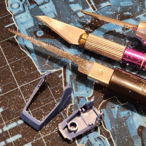 ケルディムが重くなってきた。安定性を高める必要がある。ブルーデスティニーのジャンク品から足をいくつか取り出し、外側の縁を削ってケルディムの足の前部に取り付けた。かなりフィット感が良い。ただし、いくつか隙間を埋める必要があるので、ベースにプレートを、トップに他のパーツを追加した。結果には非常に満足している。ソールの新しいプレートは個性がないのは分かっているが、全く問題ない。後で細かい部分を書き込めるかもしれない。一晩寝て頭の中で色々考えてみた結果、もっと簡単にできる別の方法を思いついた。後知恵は素晴らしいものだ。The Cherudim is getting heavier. Time to increase stability.Using some feet from a junk Blue Destiny, I carve away the outer edge and add them to the front of the Cherudim feet. It's a pretty good fit.I do however need to fill some gaps, so I add a plate to the base and some other parts to the top. I'm really happy with the outcome.I know the new plates on the soles have no character but I'm totally fine with that. Maybe I could scribe some details in later.&nbsp;After a night's sleep and replaying things in my head, I've come up with another way to do this which might have been easier.&nbsp;Hindsight is a beautiful thing.（3枚目）