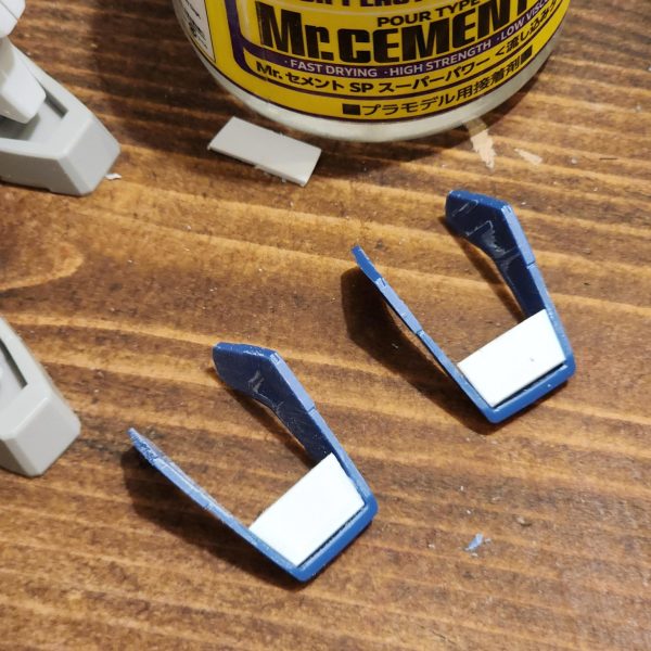 ケルディムが重くなってきた。安定性を高める必要がある。ブルーデスティニーのジャンク品から足をいくつか取り出し、外側の縁を削ってケルディムの足の前部に取り付けた。かなりフィット感が良い。ただし、いくつか隙間を埋める必要があるので、ベースにプレートを、トップに他のパーツを追加した。結果には非常に満足している。ソールの新しいプレートは個性がないのは分かっているが、全く問題ない。後で細かい部分を書き込めるかもしれない。一晩寝て頭の中で色々考えてみた結果、もっと簡単にできる別の方法を思いついた。後知恵は素晴らしいものだ。The Cherudim is getting heavier. Time to increase stability.Using some feet from a junk Blue Destiny, I carve away the outer edge and add them to the front of the Cherudim feet. It's a pretty good fit.I do however need to fill some gaps, so I add a plate to the base and some other parts to the top. I'm really happy with the outcome.I know the new plates on the soles have no character but I'm totally fine with that. Maybe I could scribe some details in later.&nbsp;After a night's sleep and replaying things in my head, I've come up with another way to do this which might have been easier.&nbsp;Hindsight is a beautiful thing.（5枚目）