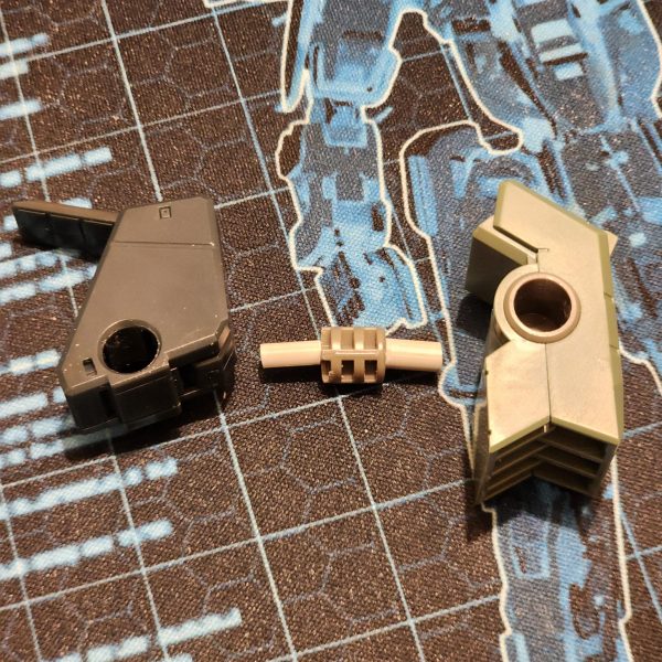 簡単にバランスをチェックして、いくつか変更することにしました。脚部については当初考えていたアイデアは却下になりました。作る手段がないからです。脚部に穴を開けて装甲を差し込むという簡単な方法を選びました。これで満足しています。GN-Xについて少し調べた後、翼だと思っていたものが実はデフレクターシールドだと気づきました。デフレクターシールドは廃棄し、バックパックを少し厚くすることにしました。デフレクターシールドを接続する唯一のパーツはとても小さいので、穴がかなり深いので中のパーツが失われるのではないかと心配でした。これが起こらないように、端にランナーエッジを貼りました。最後に、腕と肩に問題がありました。ポリキャップが肩の中で動き回っていました。これを解決するために、バリアとして機能するプレートを内側に貼り付けました。全て組み立てた後、とてもスタイリッシュに見えると思います。次は塗装の準備としてプライマーを塗ります。I conducted a quick balance check an decided to change a couple of things. The original idea I had for the legs went out the window, I just dont have the means to create that. I opted for an easier method of drilling a hole into the leg and pluggin the armour in. Im happy with that. After reading a little about the GN-X I realise what I thought were wings are actually deflector shields. I chose to scrap them and bulk up the back pack some more. The only part I have to connect them is so small I was worried of losing the piece inside the holes as they are quite deep. I stuck some runner edge onto the ends to stop this from happening. Finally, I was having issues with the arms and shoulders. The poly cap kept moving around inside the shoulder. I remedied this by applying some plate inside to act as a barrier. After putting it all together I think it is looking stylish as hell. Now it's time to apply a primer ready for painting. (5枚目)