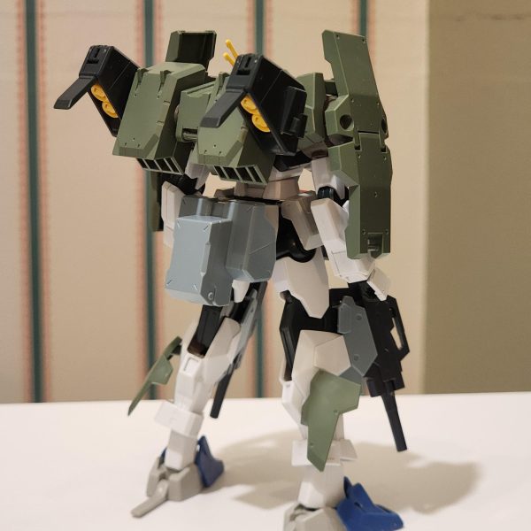 簡単にバランスをチェックして、いくつか変更することにしました。脚部については当初考えていたアイデアは却下になりました。作る手段がないからです。脚部に穴を開けて装甲を差し込むという簡単な方法を選びました。これで満足しています。GN-Xについて少し調べた後、翼だと思っていたものが実はデフレクターシールドだと気づきました。デフレクターシールドは廃棄し、バックパックを少し厚くすることにしました。デフレクターシールドを接続する唯一のパーツはとても小さいので、穴がかなり深いので中のパーツが失われるのではないかと心配でした。これが起こらないように、端にランナーエッジを貼りました。最後に、腕と肩に問題がありました。ポリキャップが肩の中で動き回っていました。これを解決するために、バリアとして機能するプレートを内側に貼り付けました。全て組み立てた後、とてもスタイリッシュに見えると思います。次は塗装の準備としてプライマーを塗ります。I conducted a quick balance check an decided to change a couple of things. The original idea I had for the legs went out the window, I just dont have the means to create that. I opted for an easier method of drilling a hole into the leg and pluggin the armour in. Im happy with that. After reading a little about the GN-X I realise what I thought were wings are actually deflector shields. I chose to scrap them and bulk up the back pack some more. The only part I have to connect them is so small I was worried of losing the piece inside the holes as they are quite deep. I stuck some runner edge onto the ends to stop this from happening. Finally, I was having issues with the arms and shoulders. The poly cap kept moving around inside the shoulder. I remedied this by applying some plate inside to act as a barrier. After putting it all together I think it is looking stylish as hell. Now it's time to apply a primer ready for painting. (2枚目)