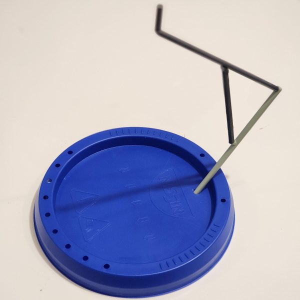 プライミングとベースレイヤーの段階ですが、複雑な気持ちです。進捗状況を投稿にまとめようと思いました。まず、カラーモックアップを作成しました。古い写真をPS4で編集しただけです。今回は青にしてみましたが、皆さんの配色はどう思いますか？もっと暗く仕上がると思います。次に、プライミングとベースコートを塗りました。ここが少し迷っているところです。色々な要素が絡み合っています。Gustavキットの塗装工程をほぼ踏襲していますが、プライマーをCitadelからArmy Painterに、塗料のブランドをTTCombatからVallejoに変更し、スポンジも新しくしました。これらの変更によって仕上がりが変わってしまい、Gustavほどうまく仕上がらないのではないかと心配しています。Gustavは初めて本当に満足のいくカスタムペイントだったので、その雰囲気をCherudimでも引き継ぎたいと思っていました。次のレイヤーでもっと良い仕上がりになっているといいのですが。 &nbsp;今回も、このビルドのためにユニークなベースを作りたかったんです。今回はケルディムを飛行させるポージングができるようにしたかったんです。ランナーエッジとカップヌードルの蓋を使ってアクションベースを作りました。どうやって覆うかはまだ決めていません。チャリティショップで古いおもちゃを見つけて、それを切り刻んでデブリとして再利用できるか試してみようかなと思っています。最後に、GN-Xの武器を改造しました。すごくかっこいいんですが、とにかく大きい。切り刻んでパーツを繋ぎ合わせました。あと、GN-Xのショルダーキャノンを銃底に取り付けて、隙間を埋めました。今の複雑な気持ちは、今の期待値の高さから来ているのでしょうか。気楽な気持ちに戻らなきゃ。I'm at the priming and base layer stage but I'm having mixed feelings. I just wanted to get those feelings down into a progress post.Firstly, I have done a colour mock-up. I just used my old photos and edited them in PS. Going for blue this time, what do you all think of the colour scheme? I think it will turn out much darker.Next, I primed and added a base coat. This is where I'm conflicted. There's a lot at play here. I'm pretty much keeping my process from the Gustav kit. However, I've changed the primer from Citadel to Army Painter, the paint brand from TTCombat to Vallejo and a new sponge. It's all adding up to a different finish and I'm worried it might not work out as well as the Gustav. The Gustav was the first custom paint job that I was truly happy with and wanted to keep that vibe going with the Cherudim.I'm hoping that the next layer looks better.&nbsp;Again, I wanted to create a unique base for this build. This time I want to have the opportunity to pose the Cherudim in flight. I've used runner edge with a cup noodles lid to create an action base. I'm undecided on how to cover it. I might try and see if I can find some old toys in a charity shop to chop up as debris.Finally, I modified the weapon from the GN-X. It's really cool but soooo big. I chopped it down and connected the parts. I also added the shoulder cannon from the GN-X to the bottom of the gun to fill in an awkward gap.I wonder if my mixed feelings come from a level of expectation I have now. Got to get back to being carefree.&nbsp;（6枚目）