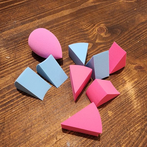 プライミングとベースレイヤーの段階ですが、複雑な気持ちです。進捗状況を投稿にまとめようと思いました。まず、カラーモックアップを作成しました。古い写真をPS4で編集しただけです。今回は青にしてみましたが、皆さんの配色はどう思いますか？もっと暗く仕上がると思います。次に、プライミングとベースコートを塗りました。ここが少し迷っているところです。色々な要素が絡み合っています。Gustavキットの塗装工程をほぼ踏襲していますが、プライマーをCitadelからArmy Painterに、塗料のブランドをTTCombatからVallejoに変更し、スポンジも新しくしました。これらの変更によって仕上がりが変わってしまい、Gustavほどうまく仕上がらないのではないかと心配しています。Gustavは初めて本当に満足のいくカスタムペイントだったので、その雰囲気をCherudimでも引き継ぎたいと思っていました。次のレイヤーでもっと良い仕上がりになっているといいのですが。 &nbsp;今回も、このビルドのためにユニークなベースを作りたかったんです。今回はケルディムを飛行させるポージングができるようにしたかったんです。ランナーエッジとカップヌードルの蓋を使ってアクションベースを作りました。どうやって覆うかはまだ決めていません。チャリティショップで古いおもちゃを見つけて、それを切り刻んでデブリとして再利用できるか試してみようかなと思っています。最後に、GN-Xの武器を改造しました。すごくかっこいいんですが、とにかく大きい。切り刻んでパーツを繋ぎ合わせました。あと、GN-Xのショルダーキャノンを銃底に取り付けて、隙間を埋めました。今の複雑な気持ちは、今の期待値の高さから来ているのでしょうか。気楽な気持ちに戻らなきゃ。I'm at the priming and base layer stage but I'm having mixed feelings. I just wanted to get those feelings down into a progress post.Firstly, I have done a colour mock-up. I just used my old photos and edited them in PS. Going for blue this time, what do you all think of the colour scheme? I think it will turn out much darker.Next, I primed and added a base coat. This is where I'm conflicted. There's a lot at play here. I'm pretty much keeping my process from the Gustav kit. However, I've changed the primer from Citadel to Army Painter, the paint brand from TTCombat to Vallejo and a new sponge. It's all adding up to a different finish and I'm worried it might not work out as well as the Gustav. The Gustav was the first custom paint job that I was truly happy with and wanted to keep that vibe going with the Cherudim.I'm hoping that the next layer looks better.&nbsp;Again, I wanted to create a unique base for this build. This time I want to have the opportunity to pose the Cherudim in flight. I've used runner edge with a cup noodles lid to create an action base. I'm undecided on how to cover it. I might try and see if I can find some old toys in a charity shop to chop up as debris.Finally, I modified the weapon from the GN-X. It's really cool but soooo big. I chopped it down and connected the parts. I also added the shoulder cannon from the GN-X to the bottom of the gun to fill in an awkward gap.I wonder if my mixed feelings come from a level of expectation I have now. Got to get back to being carefree.&nbsp;（5枚目）