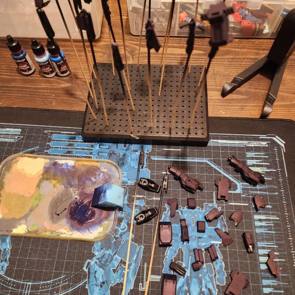 プライミングとベースレイヤーの段階ですが、複雑な気持ちです。進捗状況を投稿にまとめようと思いました。まず、カラーモックアップを作成しました。古い写真をPS4で編集しただけです。今回は青にしてみましたが、皆さんの配色はどう思いますか？もっと暗く仕上がると思います。次に、プライミングとベースコートを塗りました。ここが少し迷っているところです。色々な要素が絡み合っています。Gustavキットの塗装工程をほぼ踏襲していますが、プライマーをCitadelからArmy Painterに、塗料のブランドをTTCombatからVallejoに変更し、スポンジも新しくしました。これらの変更によって仕上がりが変わってしまい、Gustavほどうまく仕上がらないのではないかと心配しています。Gustavは初めて本当に満足のいくカスタムペイントだったので、その雰囲気をCherudimでも引き継ぎたいと思っていました。次のレイヤーでもっと良い仕上がりになっているといいのですが。 &nbsp;今回も、このビルドのためにユニークなベースを作りたかったんです。今回はケルディムを飛行させるポージングができるようにしたかったんです。ランナーエッジとカップヌードルの蓋を使ってアクションベースを作りました。どうやって覆うかはまだ決めていません。チャリティショップで古いおもちゃを見つけて、それを切り刻んでデブリとして再利用できるか試してみようかなと思っています。最後に、GN-Xの武器を改造しました。すごくかっこいいんですが、とにかく大きい。切り刻んでパーツを繋ぎ合わせました。あと、GN-Xのショルダーキャノンを銃底に取り付けて、隙間を埋めました。今の複雑な気持ちは、今の期待値の高さから来ているのでしょうか。気楽な気持ちに戻らなきゃ。I'm at the priming and base layer stage but I'm having mixed feelings. I just wanted to get those feelings down into a progress post.Firstly, I have done a colour mock-up. I just used my old photos and edited them in PS. Going for blue this time, what do you all think of the colour scheme? I think it will turn out much darker.Next, I primed and added a base coat. This is where I'm conflicted. There's a lot at play here. I'm pretty much keeping my process from the Gustav kit. However, I've changed the primer from Citadel to Army Painter, the paint brand from TTCombat to Vallejo and a new sponge. It's all adding up to a different finish and I'm worried it might not work out as well as the Gustav. The Gustav was the first custom paint job that I was truly happy with and wanted to keep that vibe going with the Cherudim.I'm hoping that the next layer looks better.&nbsp;Again, I wanted to create a unique base for this build. This time I want to have the opportunity to pose the Cherudim in flight. I've used runner edge with a cup noodles lid to create an action base. I'm undecided on how to cover it. I might try and see if I can find some old toys in a charity shop to chop up as debris.Finally, I modified the weapon from the GN-X. It's really cool but soooo big. I chopped it down and connected the parts. I also added the shoulder cannon from the GN-X to the bottom of the gun to fill in an awkward gap.I wonder if my mixed feelings come from a level of expectation I have now. Got to get back to being carefree.&nbsp;（3枚目）