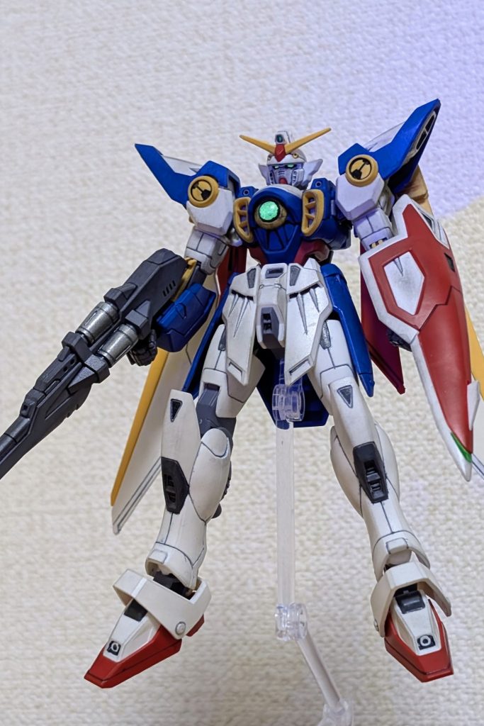 今回、ガンダムマーカーの蛍光グリーンも使ったのでブラックライトも試してみました。