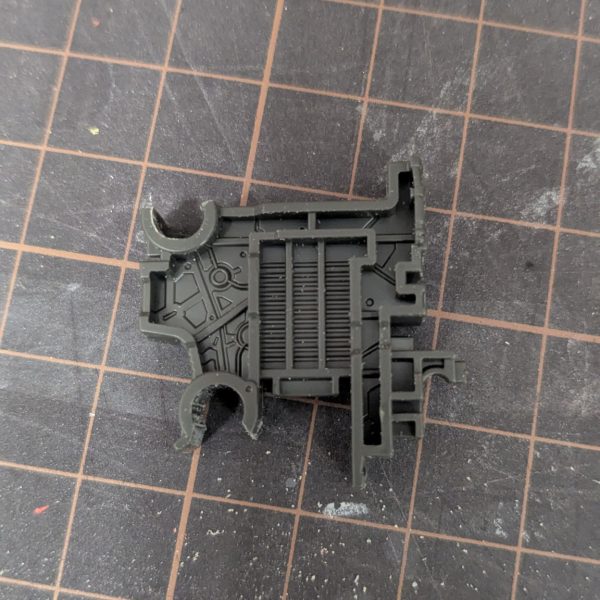 このボディが複雑構造😱仮組なのに分解するのにエラい苦労したので受けの一部をカット、後ハメ加工します💨強度が落ちるのも心配ではあるのだけど、塗装工程を考えるとこっちのほうが良いはず💡&nbsp;&nbsp;…あ、背中の洗濯バサミ付けたら重さに耐えられないかも😱（2枚目）