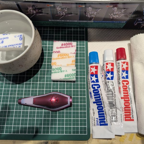 拝啓、ハマーン様大変お待たせ致しており、申し訳ございません。毎日なにかしら作業しておりますが、如何せん進捗が遅くなり、やっとの事で水研ぎが終わり本日コンパウンドで仕上げに掛かっております(;´Д｀)ﾊｧﾊｧ詳しくはバトンの方で。ここではサラッと概要をお伝えします。1.下地工程は①②をご参照ください2.今回キュベレイ用デカールを使用。その後クリアトップを薄く3層重ねて3日程乾燥3.苦行、水研ぎ。パーツ分解して4,000、6,000、8,000、10,000番と番手を上げてシュコシュコ研いで行きます。都度、水洗いをします🐱4.コンパウンド(細目)で各パーツ写真ぐらいの分量で全体をまんべんなくキュッキュ擦っていきます。ここで一気にテカりが増量して安心しました(;´Д｀)ﾊｧﾊｧ✨5.終わったら中性洗剤とメラニンスポンジで入念にコンパウンド滓を落としていきます。ここで手を抜くと自分のヤクトドーガのように夥しい量の滓が残ります😿笑別の事をやりながらちょっとずつおやりになる事をオススメします。肩こります。長い道のりですが、コンパウンド掛けた時に労苦が回収できると思います🌷宮崎駿監督の雑想ノートに登場する、多砲塔の出番。相棒のように交互に作ってきました。ニコニコ動画でラジオ放送を編集保存されてます🐱西田敏行さんや桃井かおりさんなどが味わい深い朗読をしていますので、まだの方はぜひ✨第一次世界大戦期に登場したLand ship=陸上軍艦がモチーフで、まさに地上を走る軍艦の大きさ！そして紅の豚の源流が見える、乗組員全員愛らしいブタさんです笑この整備兵の中に若かりし頃のtomお師匠を制作するのが、今一番のモチベです🔥たのしみでしゃーないです😸✨勝手なイメージで恐縮ですがハチマキ巻いてランニングシャツで油まみれで、分厚いメガネで満面の笑み。このアイアン・ポーク大佐を複製して制作しますので、お目汚し宜しくお願いいたします(_ _)（2枚目）