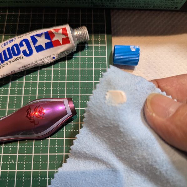 拝啓、ハマーン様大変お待たせ致しており、申し訳ございません。毎日なにかしら作業しておりますが、如何せん進捗が遅くなり、やっとの事で水研ぎが終わり本日コンパウンドで仕上げに掛かっております(;´Д｀)ﾊｧﾊｧ詳しくはバトンの方で。ここではサラッと概要をお伝えします。1.下地工程は①②をご参照ください2.今回キュベレイ用デカールを使用。その後クリアトップを薄く3層重ねて3日程乾燥3.苦行、水研ぎ。パーツ分解して4,000、6,000、8,000、10,000番と番手を上げてシュコシュコ研いで行きます。都度、水洗いをします🐱4.コンパウンド(細目)で各パーツ写真ぐらいの分量で全体をまんべんなくキュッキュ擦っていきます。ここで一気にテカりが増量して安心しました(;´Д｀)ﾊｧﾊｧ✨5.終わったら中性洗剤とメラニンスポンジで入念にコンパウンド滓を落としていきます。ここで手を抜くと自分のヤクトドーガのように夥しい量の滓が残ります😿笑別の事をやりながらちょっとずつおやりになる事をオススメします。肩こります。長い道のりですが、コンパウンド掛けた時に労苦が回収できると思います🌷宮崎駿監督の雑想ノートに登場する、多砲塔の出番。相棒のように交互に作ってきました。ニコニコ動画でラジオ放送を編集保存されてます🐱西田敏行さんや桃井かおりさんなどが味わい深い朗読をしていますので、まだの方はぜひ✨第一次世界大戦期に登場したLand ship=陸上軍艦がモチーフで、まさに地上を走る軍艦の大きさ！そして紅の豚の源流が見える、乗組員全員愛らしいブタさんです笑この整備兵の中に若かりし頃のtomお師匠を制作するのが、今一番のモチベです🔥たのしみでしゃーないです😸✨勝手なイメージで恐縮ですがハチマキ巻いてランニングシャツで油まみれで、分厚いメガネで満面の笑み。このアイアン・ポーク大佐を複製して制作しますので、お目汚し宜しくお願いいたします(_ _)（3枚目）