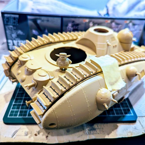 拝啓、ハマーン様大変お待たせ致しており、申し訳ございません。毎日なにかしら作業しておりますが、如何せん進捗が遅くなり、やっとの事で水研ぎが終わり本日コンパウンドで仕上げに掛かっております(;´Д｀)ﾊｧﾊｧ詳しくはバトンの方で。ここではサラッと概要をお伝えします。1.下地工程は①②をご参照ください2.今回キュベレイ用デカールを使用。その後クリアトップを薄く3層重ねて3日程乾燥3.苦行、水研ぎ。パーツ分解して4,000、6,000、8,000、10,000番と番手を上げてシュコシュコ研いで行きます。都度、水洗いをします🐱4.コンパウンド(細目)で各パーツ写真ぐらいの分量で全体をまんべんなくキュッキュ擦っていきます。ここで一気にテカりが増量して安心しました(;´Д｀)ﾊｧﾊｧ✨5.終わったら中性洗剤とメラニンスポンジで入念にコンパウンド滓を落としていきます。ここで手を抜くと自分のヤクトドーガのように夥しい量の滓が残ります😿笑別の事をやりながらちょっとずつおやりになる事をオススメします。肩こります。長い道のりですが、コンパウンド掛けた時に労苦が回収できると思います🌷宮崎駿監督の雑想ノートに登場する、多砲塔の出番。相棒のように交互に作ってきました。ニコニコ動画でラジオ放送を編集保存されてます🐱西田敏行さんや桃井かおりさんなどが味わい深い朗読をしていますので、まだの方はぜひ✨第一次世界大戦期に登場したLand ship=陸上軍艦がモチーフで、まさに地上を走る軍艦の大きさ！そして紅の豚の源流が見える、乗組員全員愛らしいブタさんです笑この整備兵の中に若かりし頃のtomお師匠を制作するのが、今一番のモチベです🔥たのしみでしゃーないです😸✨勝手なイメージで恐縮ですがハチマキ巻いてランニングシャツで油まみれで、分厚いメガネで満面の笑み。このアイアン・ポーク大佐を複製して制作しますので、お目汚し宜しくお願いいたします(_ _)（5枚目）