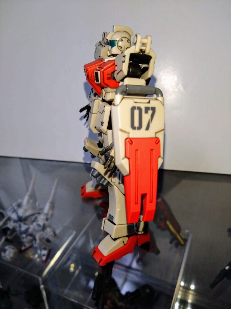 バーニアはシルバー→GXメタルレッドを使用し、頭部後ろのカメラアイはシルバー→GXクリアピーコックグリーンを使用しました。