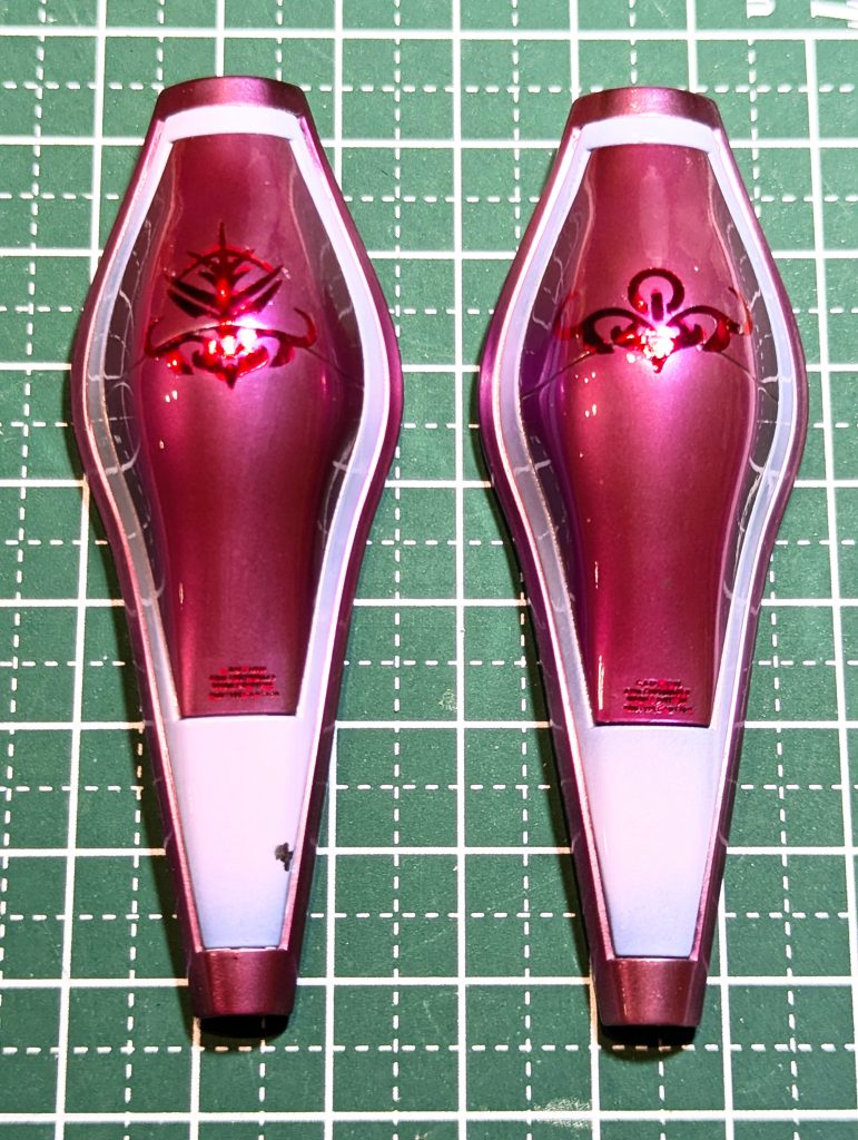 今回のお気に入りは、シールドです✨水研ぎが終わりましたらコンパウンド細目⇒仕上げ目でシコシコ磨き、そしてセラミックコンパウンドで最終コーティングしてフィニッシュです✨今回汚しはなしです。あぁ…長かった🤣笑笑これらはなんとか被害を免れめちゃくちゃ磨いたのでキレイになりました。これでハマーン様をこれからもお守りしたいと思います(zaku-kao8)