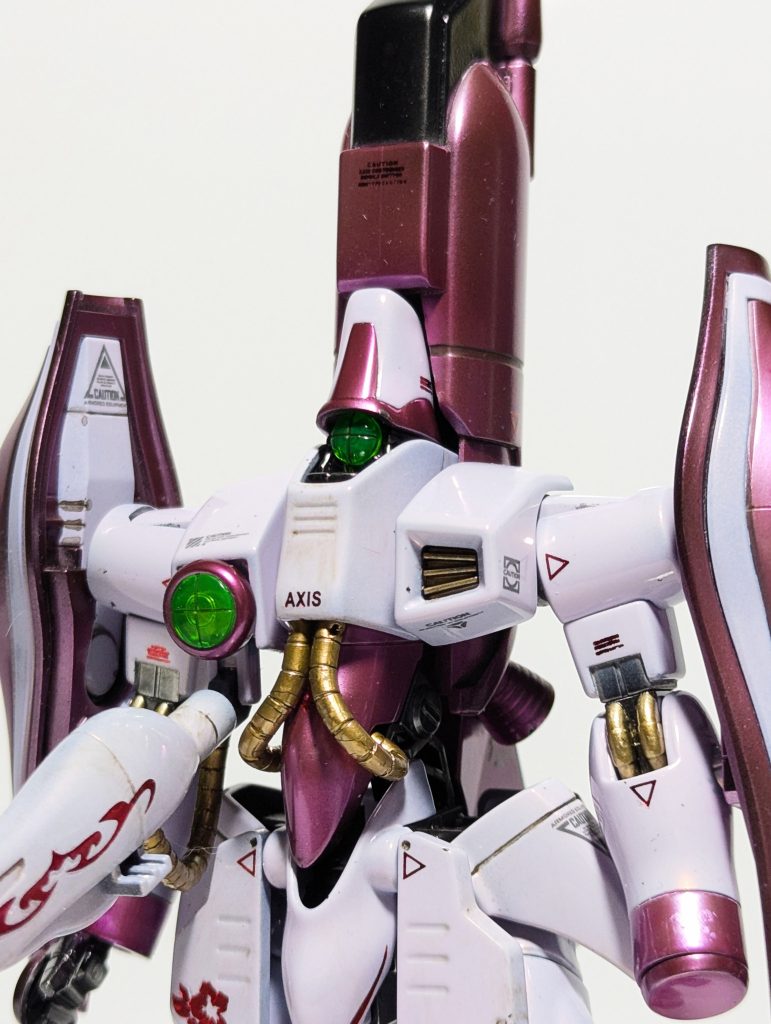 ガザC、完成しましたハマーン様の座乗される機体ということで華やかにせねばと思い、ありったけのキュベレイデカールを貼り付けました(;´∀`)✨今回の鏡面仕上げ、薄ピンクのところは厚塗りして下地のシルバーをだいぶ殺してしまい。。なかなか思うように行かないですね😅