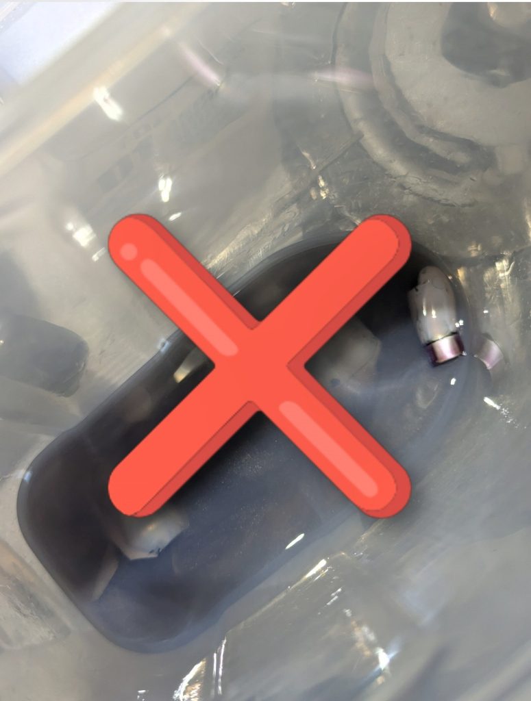 そしてこれは声を大にして言わねばなりません!サイコミュの時にもやりましたドブ漬け塗装リセット❗️いまのキッドには決してやらないでください🙏すみません、誤ったやり方を載せてしまいました😿何とか写真撮れてますがこのガザC、もう立てないくらいポロポロにパーツがイッてます😭