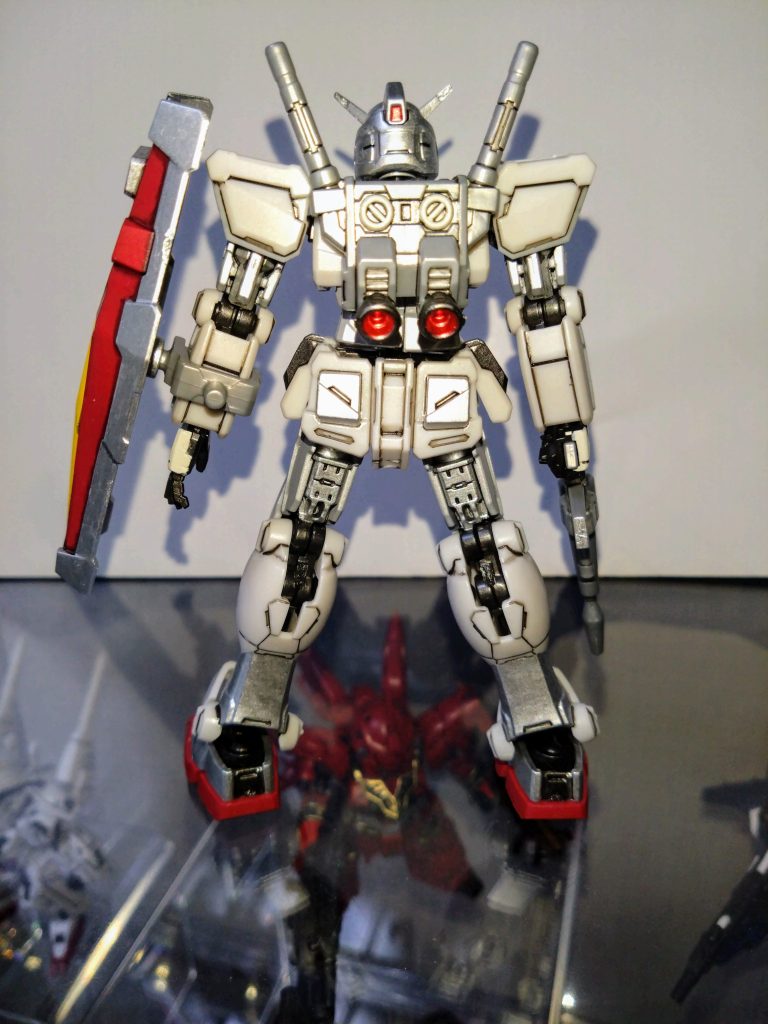 頭部後ろのカメラアイ、バーニアはGXメタルレッドを使用しました。古いGフレームのふくらはぎに付いているピンは切り飛ばしました。