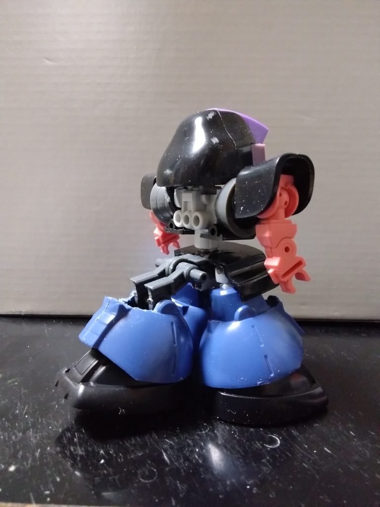 ジオングの脚が2機分用意して、背中の第3の脚は、外装を半分に割ってニコイチにし、左右のフレアの膨らみを揃えました。