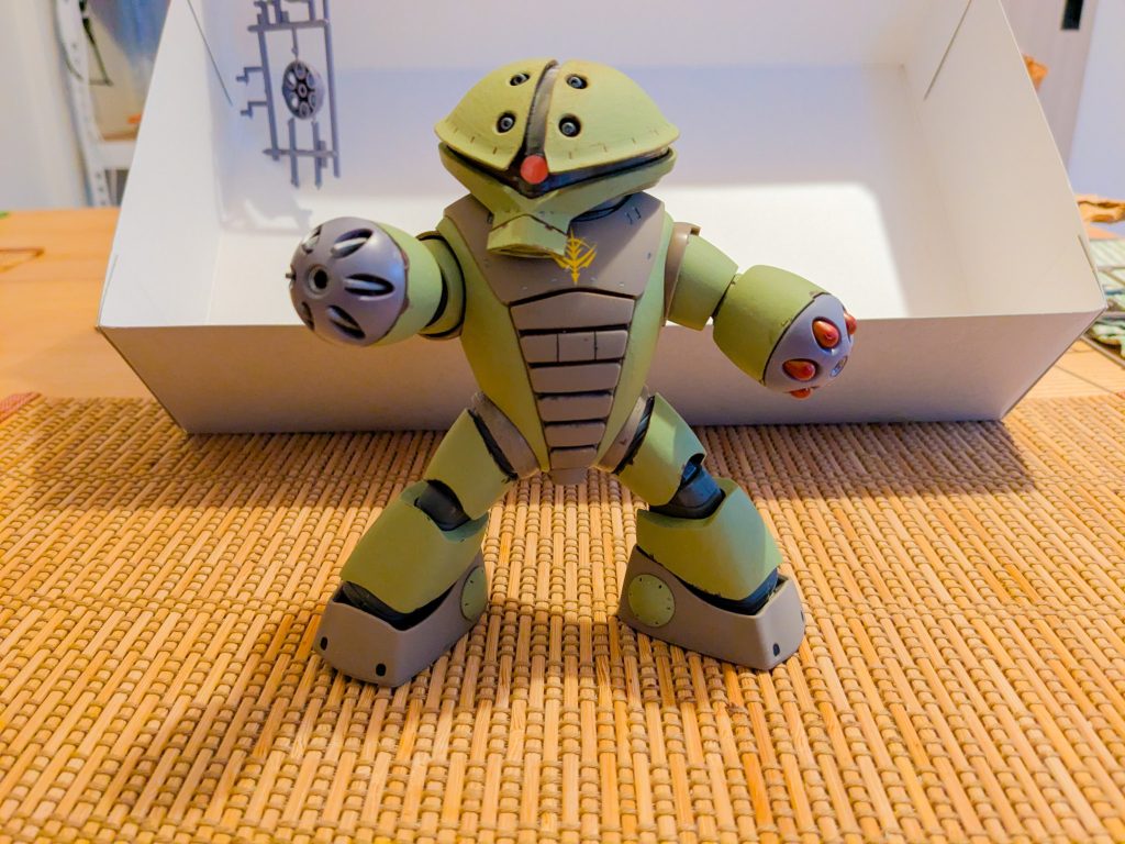 ご覧の通りのアッガイです。シタデルカラーでメインカラー部分を塗装して、艶消しを吹いております。胸元にアクセントのデカール。