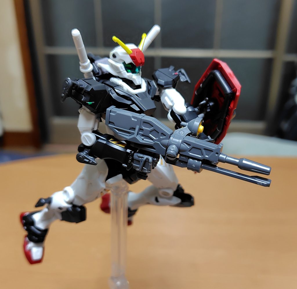 劇中では装備されなかったビームライフル。奪取された白いガンダムと同型の物で両手で構えられます。