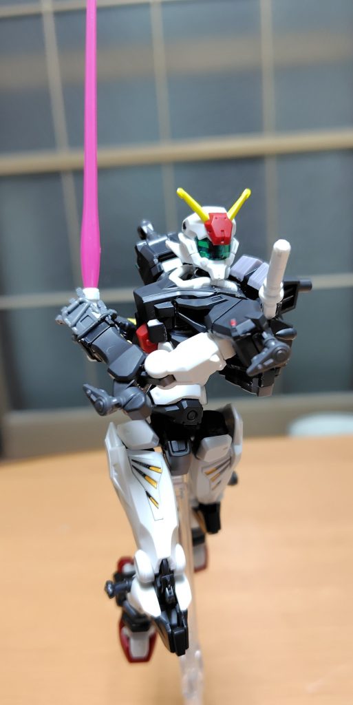 ビームサーベル抜刀して突撃！股関節等が固いが、腰の捻り等でサーベルを両手持ちに見せかけます。