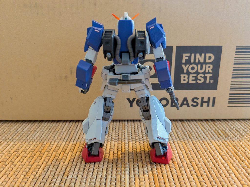 背面ですが、これはバルバトスのバックパックと市販のパイプパーツを使っています。ここは何か真ん中のスペースが勿体無いので、やり直しても良いかなと感じます。出力あんまり無さそうに見えませんか…？😝腰には3mm穴を空けて、30MMのパーツを付けて市販のビームサーベルをマウントしてます。