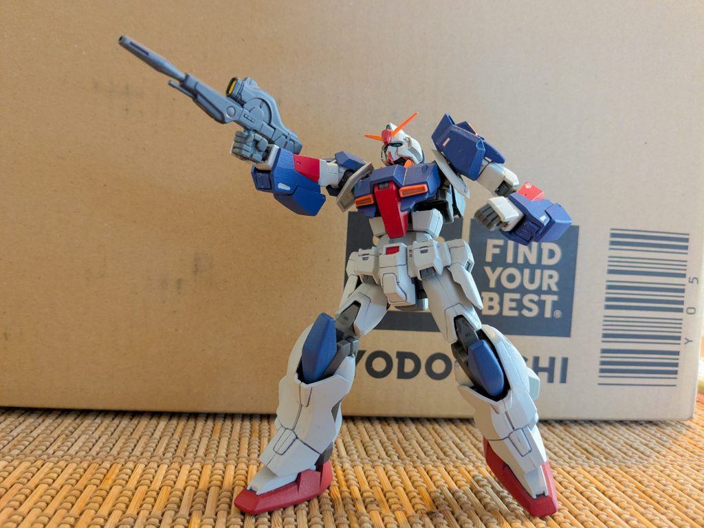 実は私は宇宙世紀以外のアナザーは基本的に食わず嫌い(失礼しました、見ていないだけで嫌いではないです！)なのです。。。なので各アナザー作品のガンプラは、独断と偏見に基づいて無理矢理に宇宙世紀の機体として解釈、改造素材として取り入れたりしています。ビームライフルはエアリアルの余りを知り合いに貰ったので、与えました。