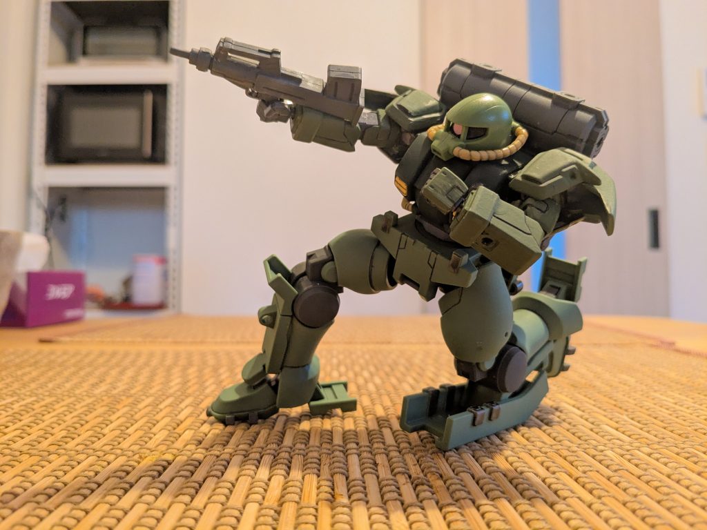 00は見ていないのですが、ティエレン地上型のデザインが気に入りました。上半身と腕を別の本命作品に使い、余ってしまった下半身をあてがいました。アサルトシュラウドの腕部も、別作品に使った余りのパーツです。武装はM.I.Aのジム系のマシンガンが転がっていたので、あげました。