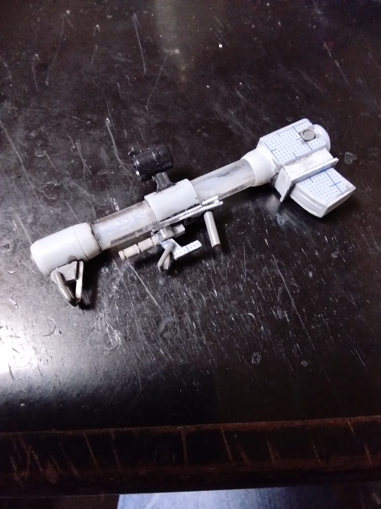 メイン武装のジャイアントバズは、迫力も出したかったので、プラパイプで自作。スコープだけクロスシルエットのザクバズーカから拝借。設定画にあった各部のトラスモールドはうるさいのでオミットしました。